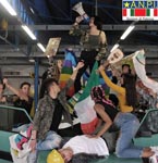 Resistere  gridare ad alta voce