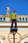equilibrista davanti alla reggia