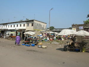 Piccolo mercato in periferia (foto di Fabiana D'Ascenzo - 16/08/05)
