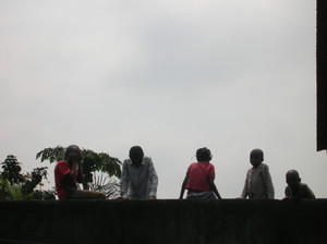 Bambini di Masina che ci guardano dal muro di cinta dell'orfanotrofio in rue Mama Yemo (foto di Fabiana D'Ascenzo - 19/08/05)