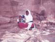 donna con bambino a Petra