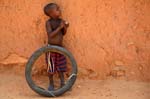bambino con ruota