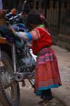 bambina hmong e moto