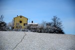 casa gialla nella neve