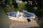 la fontana abbandonata dal vetro rotto